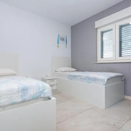 Stunning In Kastel Sucurac With Heated Swimming Pool بيت للعطل