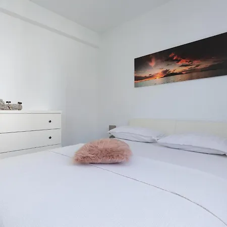بيت للعطل Stunning In Kastel Sucurac With Heated Swimming Pool Kaštela